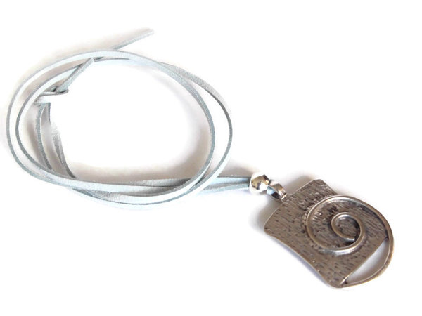 Amulette versilberter Anhänger Kette Wildleder Imitat Lange Halskette